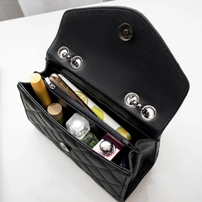 Bolso de hombro acolchado con cadena y solapa