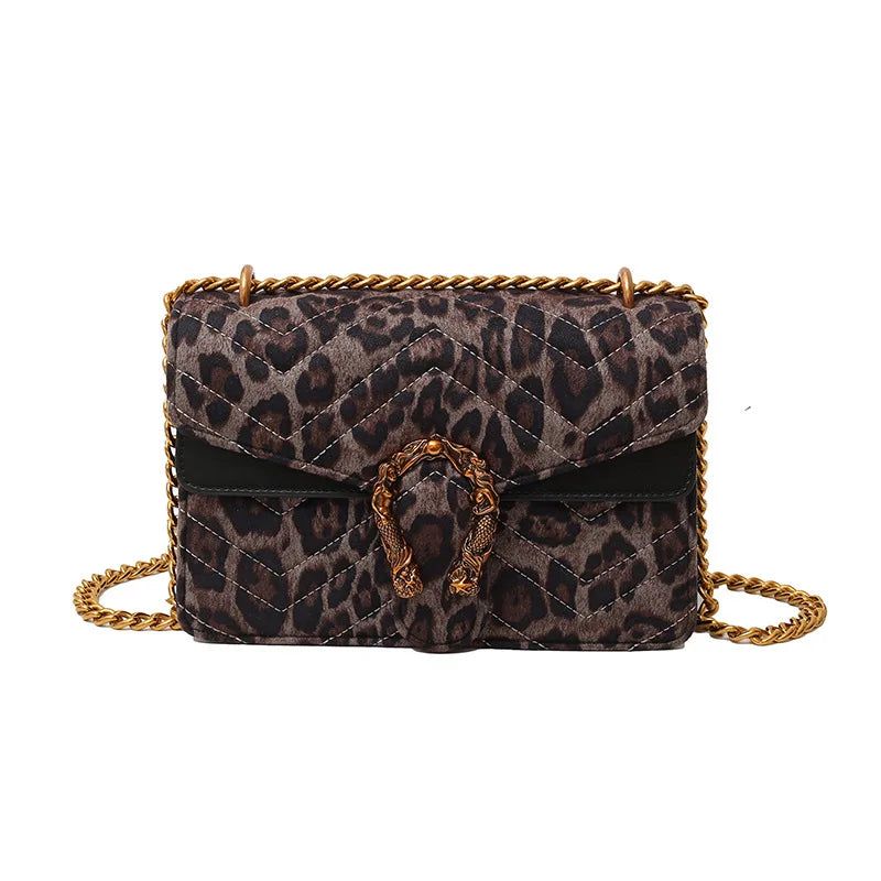 Bolso de piel con cadena