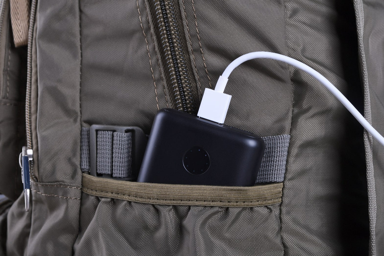 HOW TO USE A BACKPACK WITH USB PORT