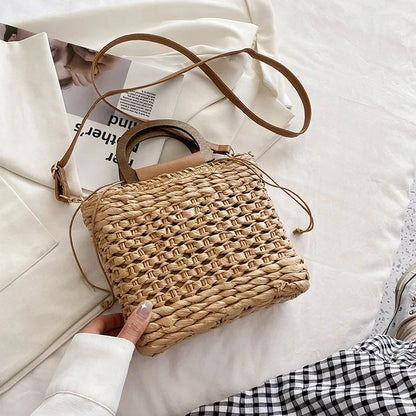 Bolso de paja con asa de bambú