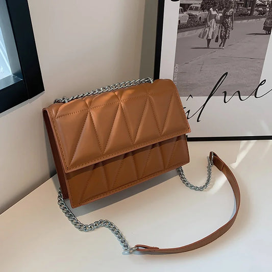 Bolso negro piel con cadena